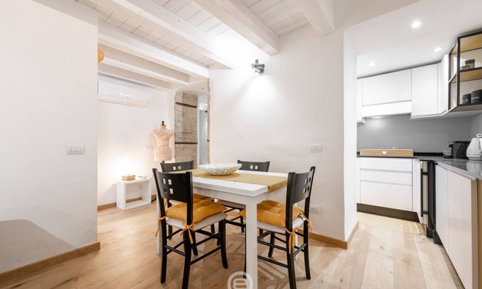 Historic Castle District Apartamento | Modern Gem in Castello