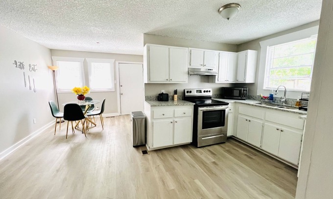 Birmingham Casa | Modern GEM mins from the Crossplex