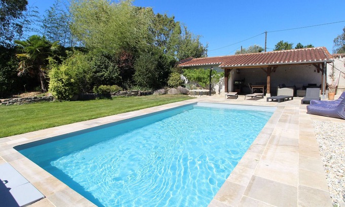 Saint-Hilaire-du-Bois Cabaña | Acogedor Gîte Rural en Anjou con Piscina, Ideal para Familias y Grupos