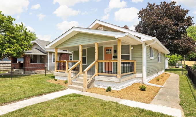 Near Eastside Casa | Modern Greenhouse with 2 Car Garage & Enclosed Yard Mins to Downtown