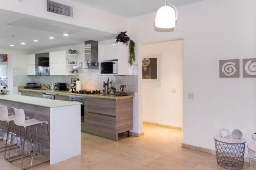 Shaba Apartamento | Modern Ground Level, 4 BR condo