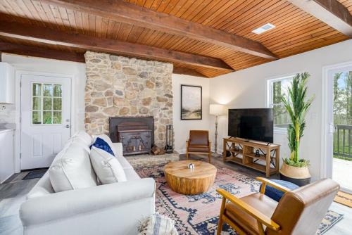 Kabletown Chalet De Esquí | Modern Harpers Ferry Cabin w Hot Tub Deck WiFi