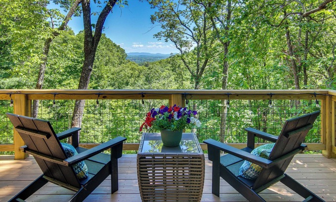 Hendersonville Casa | Modern Hendersonville Home: Deck & Mountain Views!
