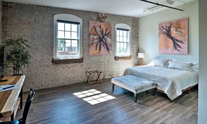 Hickory Apartamento | Modern Hickory King Suite in Historic Downtown!