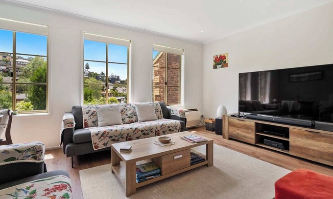 West Hobart Casa | Modern Hobart Townhouse with Parking-2 Bed,2 Bath