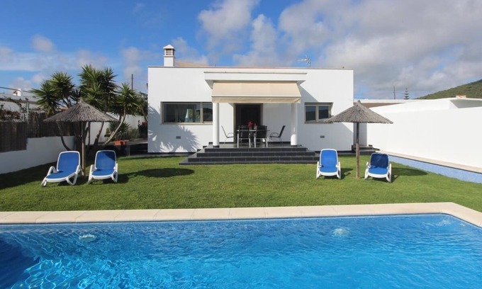 Los Canos de Meca Casa | Chalet moderno con piscina privada cerca de la playa de los Caños de Meca