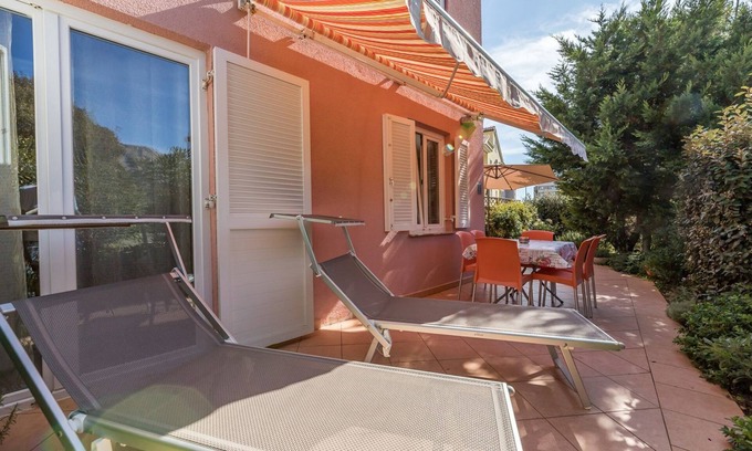 Baska Apartamento | Moderno apartamento de vacaciones con jardín, tumbona, WiFi, aire acondicionado