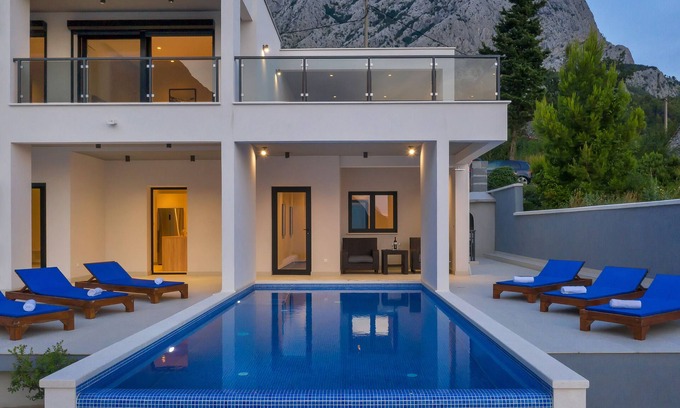 Bast Casa | Casa de vacaciones moderna con piscina climatizada, tres dormitorios, terraza, vista al mar