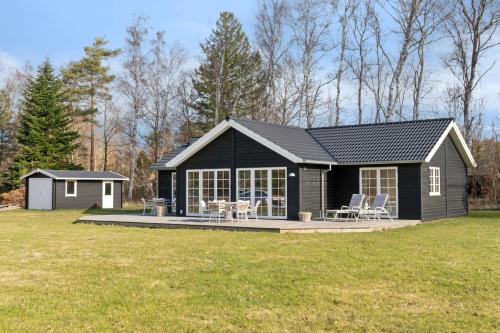 Hoensinge Casa | Modern Holiday Home With Large Garden Near Beach