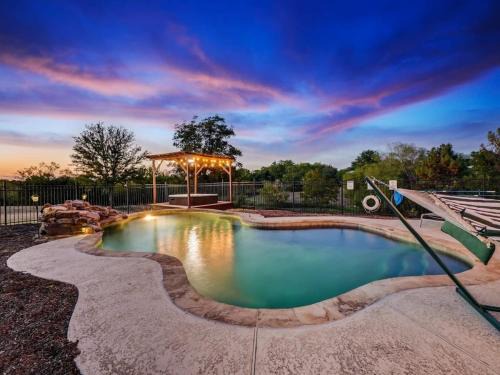 Denton Casa | Modern Home - 1 Acre Lot w Pool Patios Jacuzzi