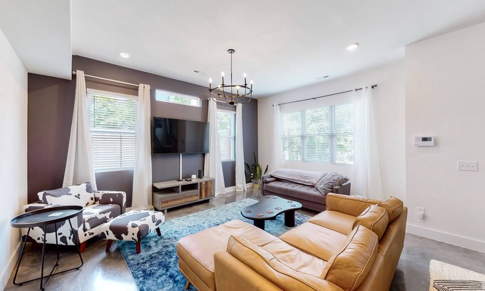 Hadley - Washington Casa | Modern home in a great location with fenced yard, patio, grill, AC, & W/D
