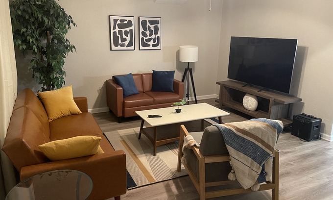 North San Antonio - SAT Casa | Modern Home in Central SA /10 min to Downtown! River Walk! The Alamo!