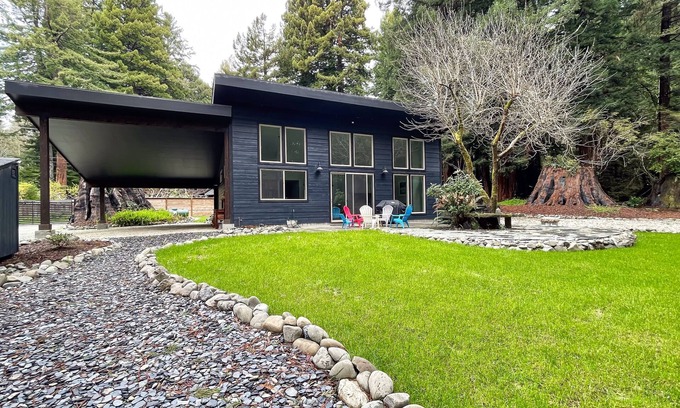 Westhaven-Moonstone Casa | Modern home in idyllic setting - pvt. yard w/gas grill - close to beach & hiking