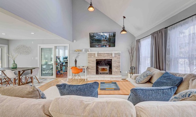 Tobyhanna Casa | Modern Home in ❤️ Poconos Camelback Lake 🎣 🏊‍♂️ 🎱