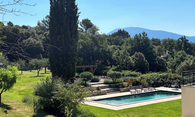 Vaison-la-Romaine Casa | Modern home located in valley surrounded by great vines