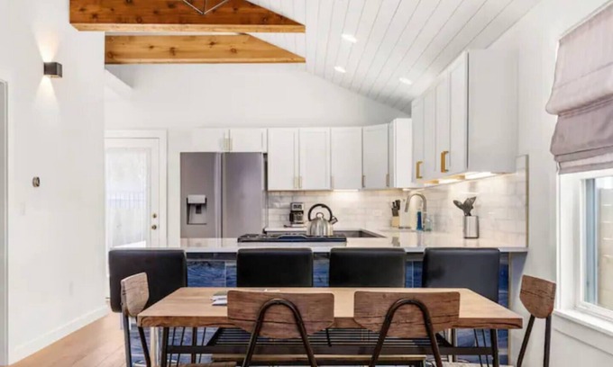 Holly Casa | Modern Home, Laundry, Parking!Ideal for Long Stays