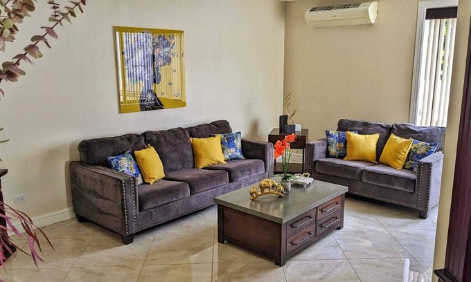 La Garita Casa | Modern home near airport. A/C . King & queen beds.