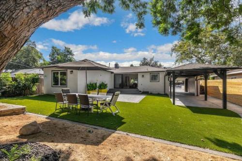 Claremont Casa | Modern home near colleges
