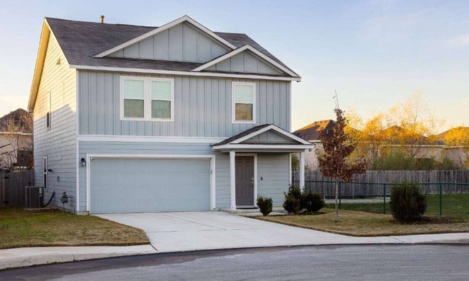 Babcock North Casa | Modern home near Six flags and Medical center