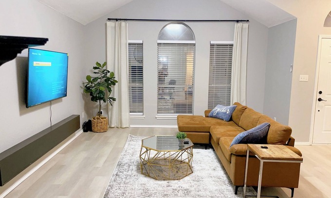 South Arlington Casa | Modern home, perfect for extended stay. Pets friendly