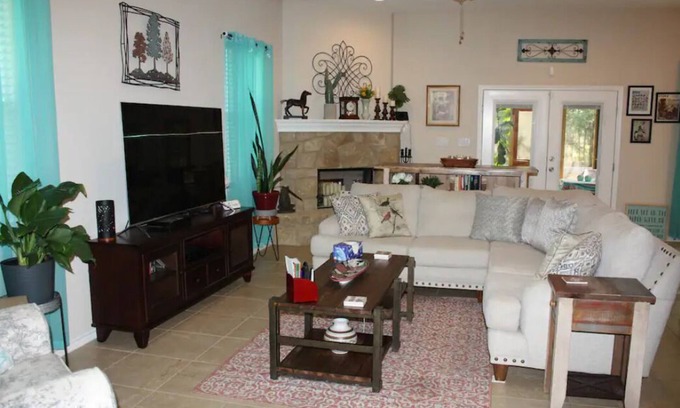 Bastrop Casa | Modern home - quiet neighborhood