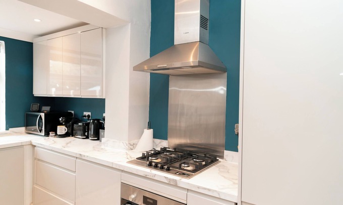 Frimley Casa | Modern Home|Sleeps 6 | Free Parking and free Wi-Fi w/Netflix