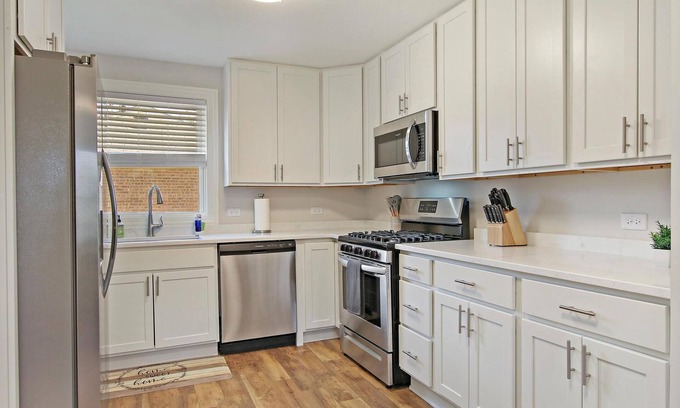 Libertyville Casa | Modern Home W/Fun Arcade Games for the Family