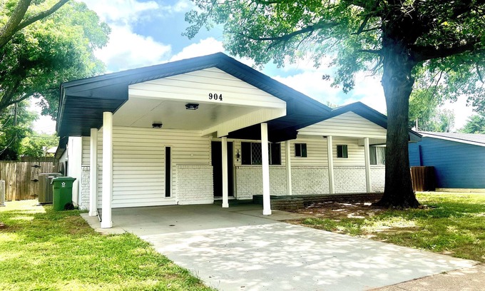 Euless Casa | Modern Home w/ Sunroom & BBQ