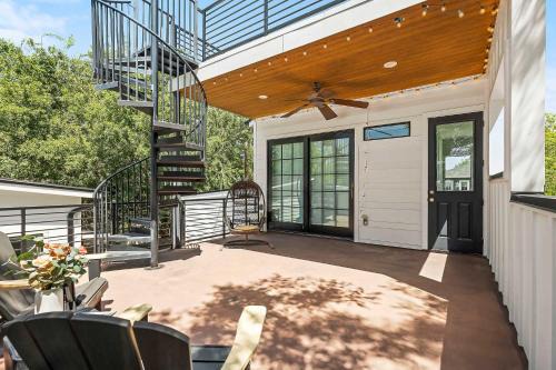 Chestnut Casa | Modern Home with Casita - Balcony & Mins to DT ATX