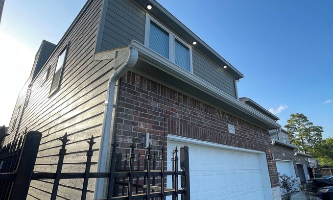 Southeast Houston Casa | Modern Home with Terrace, near Downtown/NRG Stadium/Medical Center!