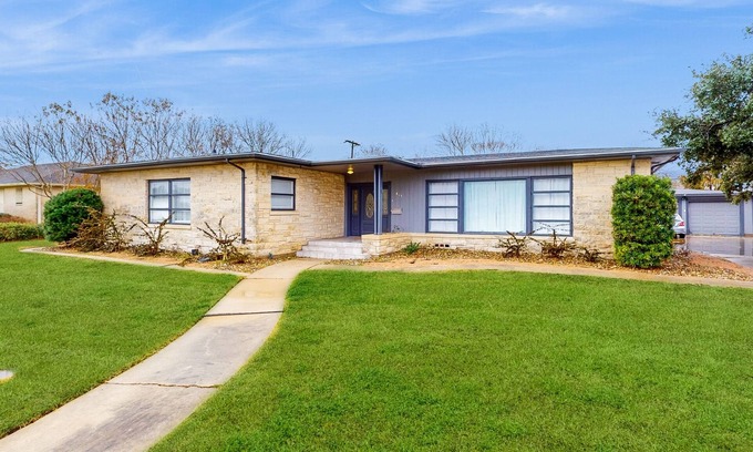 Del Mar Casa | Modern home with children's items, foosball & furnished deck - dog-friendly