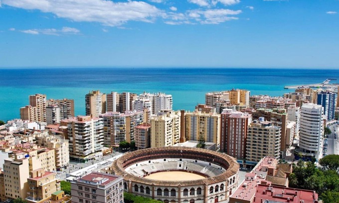 El Molinillo Apartamento | Espaciosa, moderna e independiente casa con hermoso patio en el centro de Má...