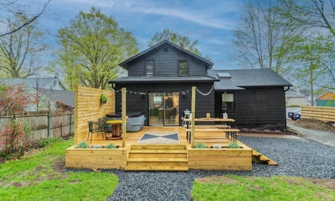 New Paltz Casa | Modern HOT TUB 2mi to NEW PALTZ