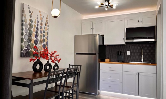 Shamrock Apartamento | Modern hotel suite with kitchenette in charming Shamrock