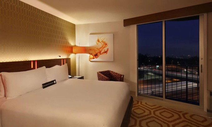 Los Angeles Hotel | Modern Hotel w/ Quirky Design, Rooftop Dining, and Stunning LA Skyline Views