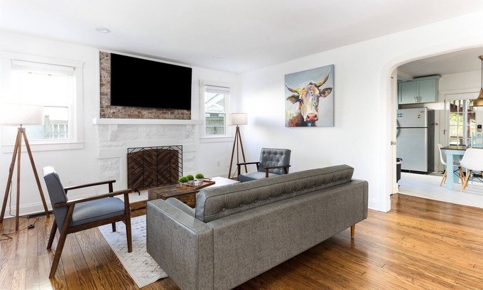 Eastwood Casa | Modern house—A perfect home away from home