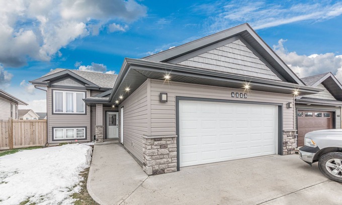 Lloydminster Casa | Modern House {Fenced Back Yard} BBQ Garage {Clean}