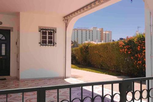 Altura Casa | Modern house in Altura with terrace and city view