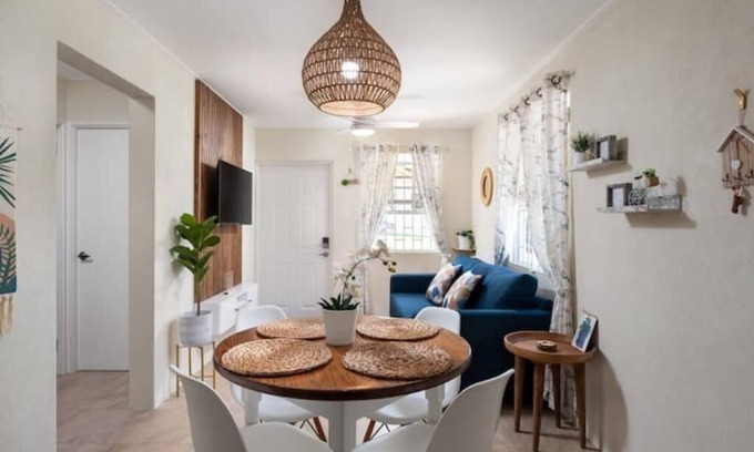 Lascelles Casa | Modern House with Queen beds 7 mins drive to beach