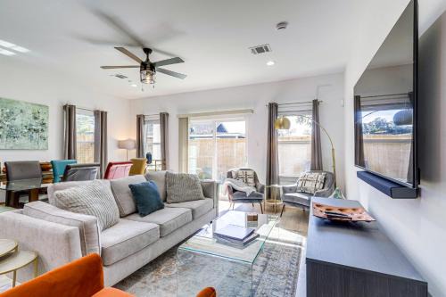 Northside Casa | Modern Houston Retreat with Patio, 11 Mi to Dtwn