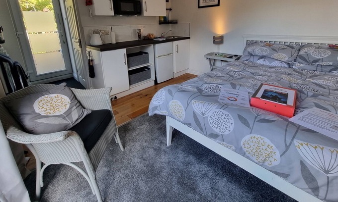 Hanham Apartamento | Modern immaculate studio with aircon & parking