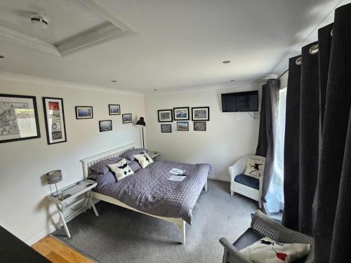 Hanham Apartamento | Modern immaculate studio with AC & parking, outside the CAZ