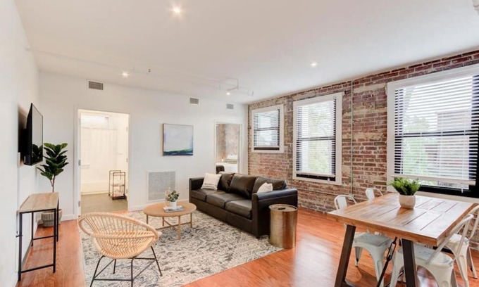 South Main Historic District Apartamento | Modern in Historic Shell in the Heart of Downtown!