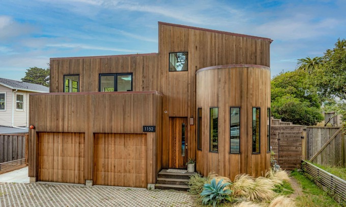 Montara Casa | Modern indoor-outdoor living w/Hot Tub – Walk to Beaches & Mountain Trails