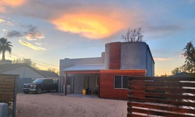 Encanto Casa | Modern Industrial House + Guesthouse in Midtown