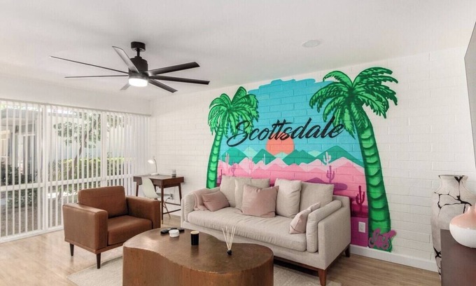 Heatherbrae House Apartamento | Modern-Industrial Old Town Condo w/Pool, & W/D