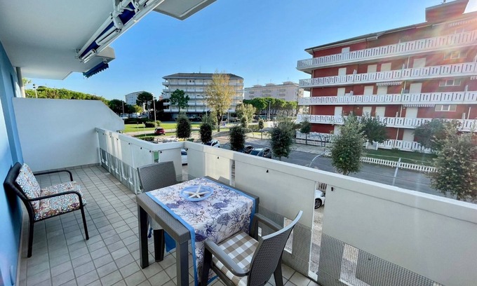 Porto Santa Margherita Apartamento | Apartamento luminoso junto a la playa con un bonito balcón.