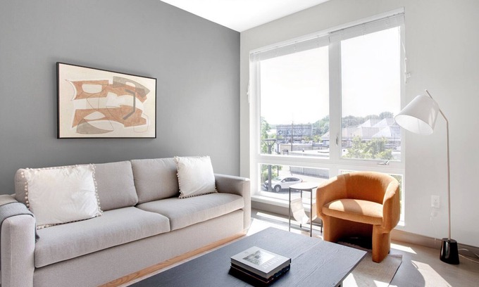 Forest Hills - Woodbourne Apartamento | Modern Jamaica Plain 1BR w/ W/D nr Forrest Hills T, by Blueground