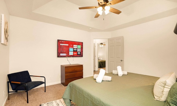 Clarksville Casa | Refugio moderno con cama King: perfecto para estadías cortas y largas