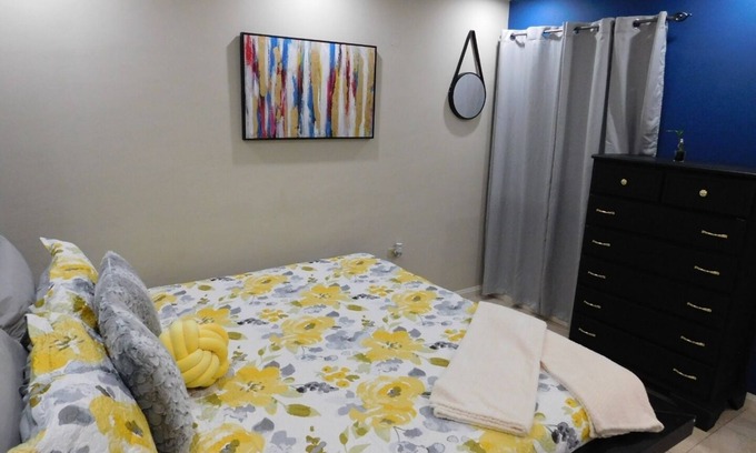 Eastwood Park Apartamento | Modern King Bed Suite with Complimentary Wine!